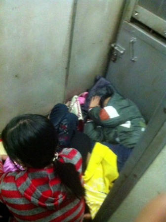 Cơ cực “phận “tàu chui” sau Tết