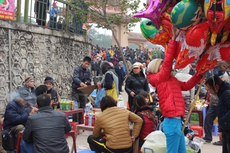 Hàng hóa tràn lan, hội Lim như “hội chợ"