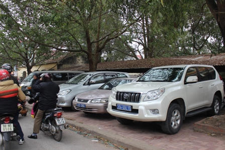 Xe biển xanh “dàn hàng” dự hội Lim