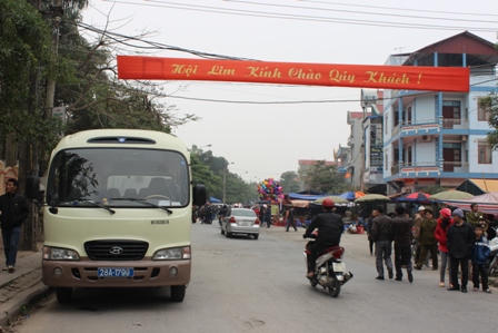 Xe biển xanh “dàn hàng” dự hội Lim