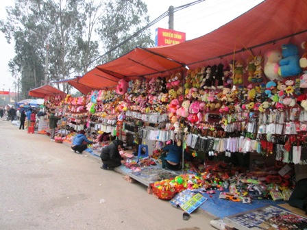 Hàng hóa tràn lan, hội Lim như “hội chợ"