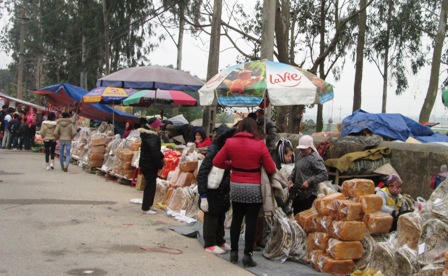 Hàng hóa tràn lan, hội Lim như “hội chợ"