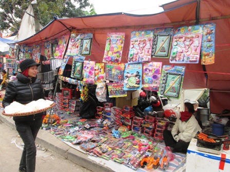 Hàng hóa tràn lan, hội Lim như “hội chợ"