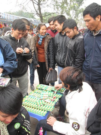 Hàng hóa tràn lan, hội Lim như “hội chợ"