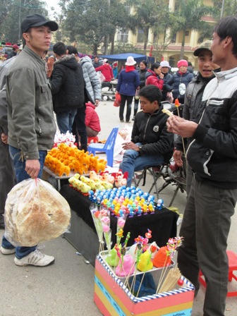 Hàng hóa tràn lan, hội Lim như “hội chợ"