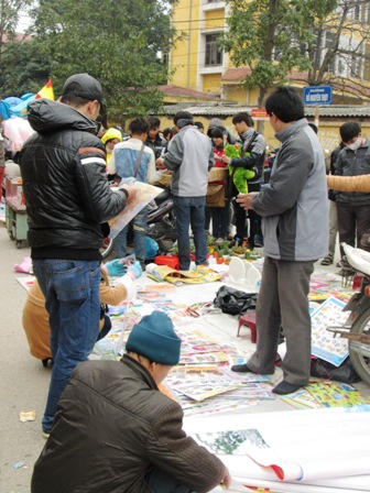 Hàng hóa tràn lan, hội Lim như “hội chợ"