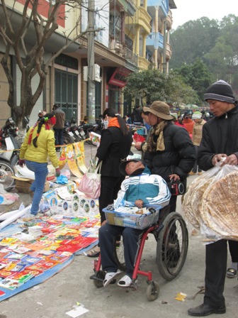 Hàng hóa tràn lan, hội Lim như “hội chợ"