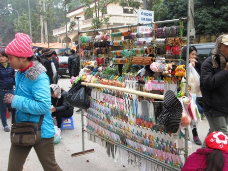 Hàng hóa tràn lan, hội Lim như “hội chợ"