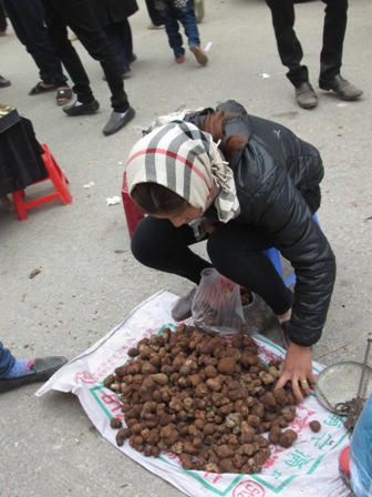 Hàng hóa tràn lan, hội Lim như “hội chợ"