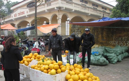 Hàng hóa tràn lan, hội Lim như “hội chợ"