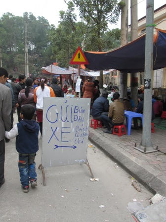 Hàng hóa tràn lan, hội Lim như “hội chợ"