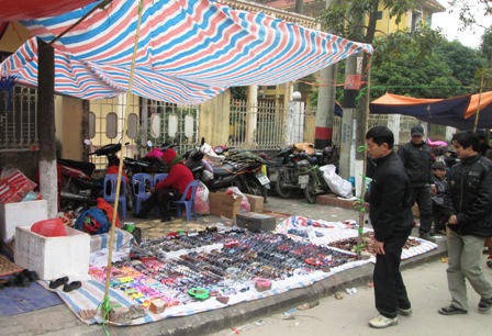 Hàng hóa tràn lan, hội Lim như “hội chợ"