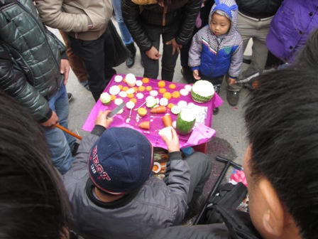 Hàng hóa tràn lan, hội Lim như “hội chợ"