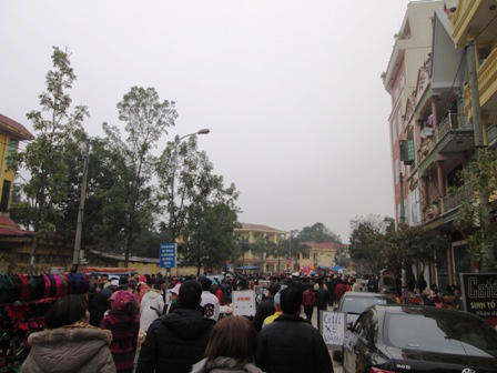 Hàng hóa tràn lan, hội Lim như “hội chợ"