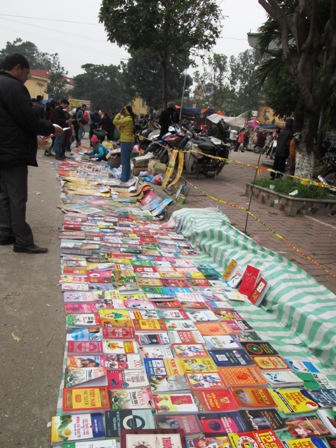 Hàng hóa tràn lan, hội Lim như “hội chợ"