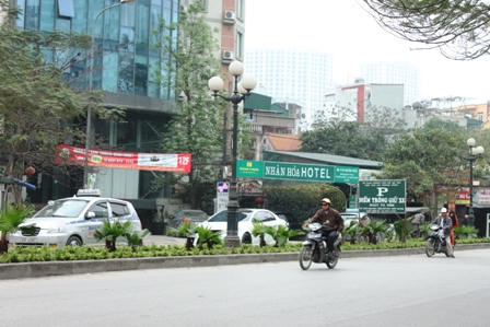 Bãi trông xe mọc giữa đường ép người dân phạm luật