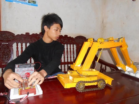 Khâm phục cậu trò nghèo tự chế tạo máy xúc đá hai tay