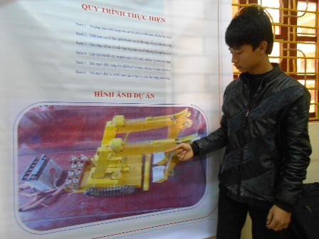 Khâm phục cậu trò nghèo tự chế tạo máy xúc đá hai tay