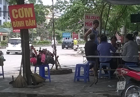 Cực nhọc mưu sinh trong nắng hè thiêu đốt