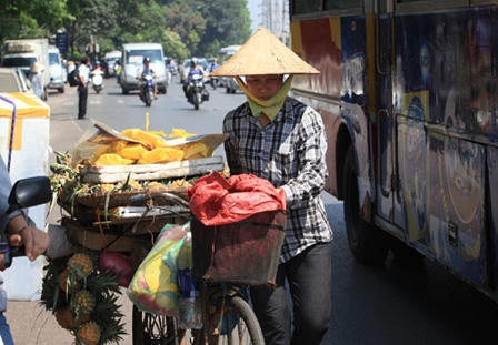 Cực nhọc mưu sinh trong nắng hè thiêu đốt