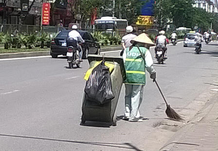 Cực nhọc mưu sinh trong nắng hè thiêu đốt