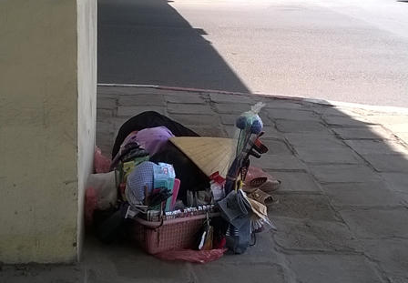 Cực nhọc mưu sinh trong nắng hè thiêu đốt