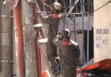 Cực nhọc mưu sinh trong nắng hè thiêu đốt