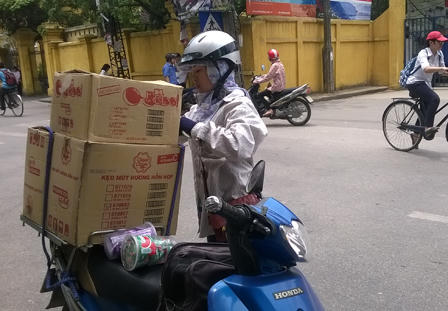 Cực nhọc mưu sinh trong nắng hè thiêu đốt