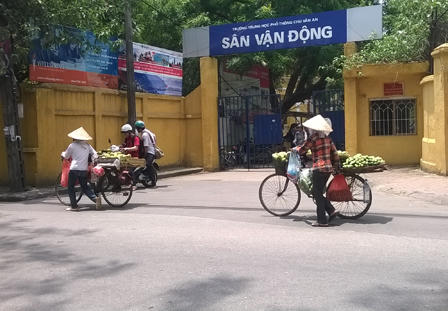 Cực nhọc mưu sinh trong nắng hè thiêu đốt