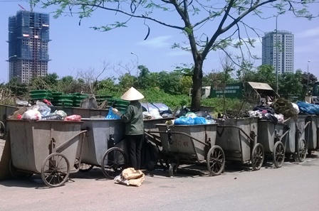 Cực nhọc mưu sinh trong nắng hè thiêu đốt