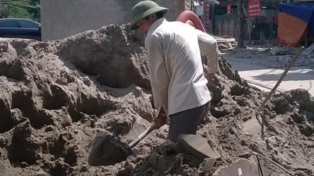 Cực nhọc mưu sinh trong nắng hè thiêu đốt