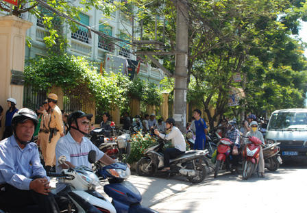 Phụ huynh vật lộn với nắng nóng đưa con đi thi tốt nghiệp