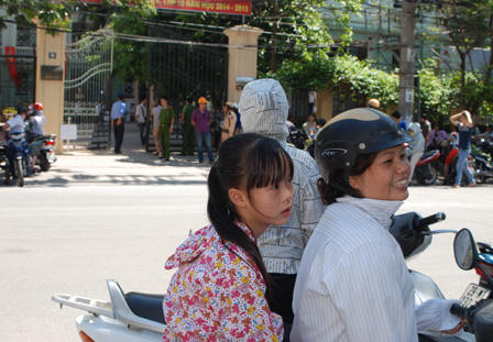 Phụ huynh vật lộn với nắng nóng đưa con đi thi tốt nghiệp