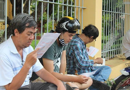 Phụ huynh vật lộn với nắng nóng đưa con đi thi tốt nghiệp