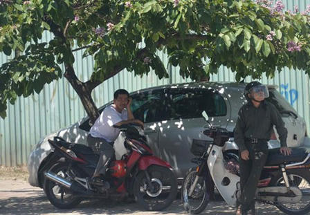 Phụ huynh vật lộn với nắng nóng đưa con đi thi tốt nghiệp