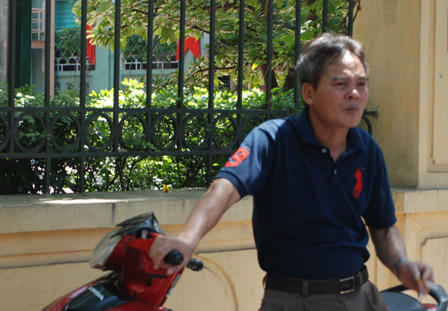 Phụ huynh vật lộn với nắng nóng đưa con đi thi tốt nghiệp