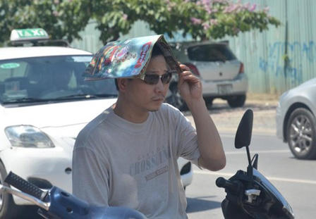 Phụ huynh vật lộn với nắng nóng đưa con đi thi tốt nghiệp