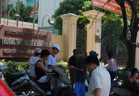 Phụ huynh vật lộn với nắng nóng đưa con đi thi tốt nghiệp