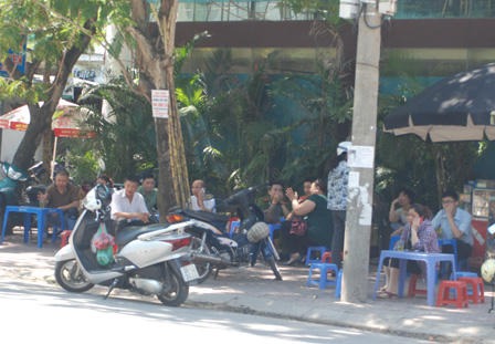 Phụ huynh vật lộn với nắng nóng đưa con đi thi tốt nghiệp