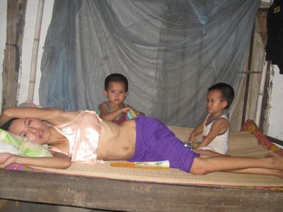 Người mẹ trẻ ung thư viết đơn xin người đời thương lấy con thơ