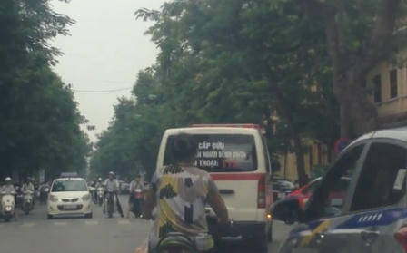 Trung tâm cấp cứu 115 kiểm điểm lái xe lấn làn, vượt đèn đỏ