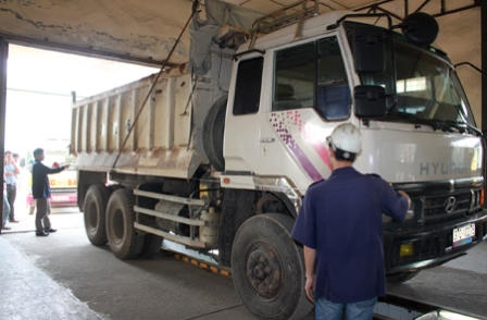 Bắt quả tang đăng kiểm viên “vòi vĩnh” chủ phương tiện