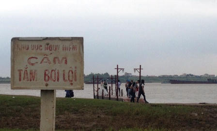 Để bãi đá sông Hồng tiếp tục hoạt động, quận Tây Hồ coi thường “lệnh” TP Hà Nội