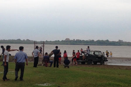 Để bãi đá sông Hồng tiếp tục hoạt động, quận Tây Hồ coi thường “lệnh” TP Hà Nội