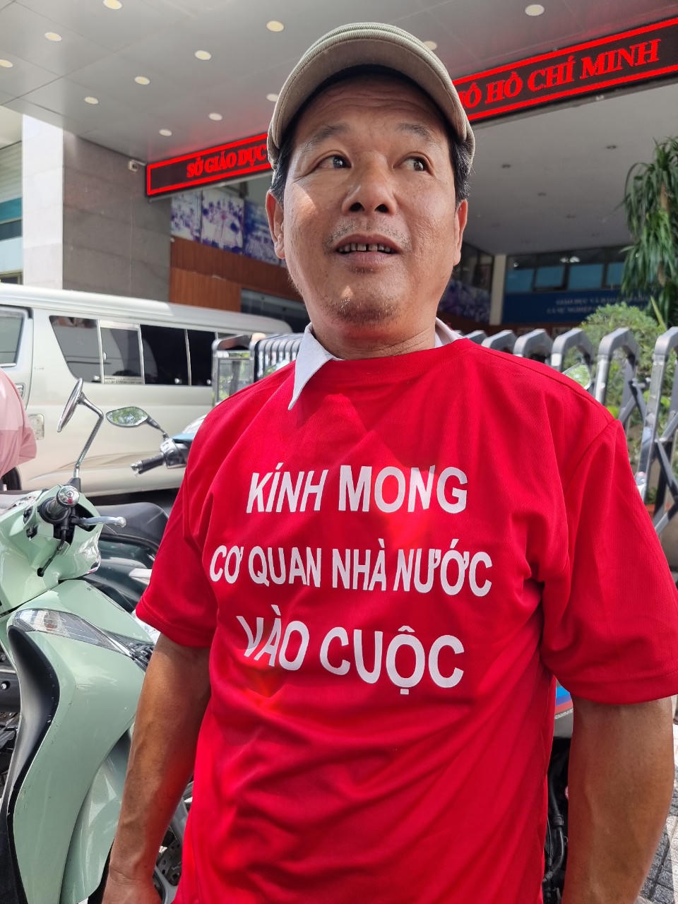 Hàng trăm phụ huynh đến Sở GD&ĐT TP HCM tố 'Shark Thủy' nợ cả chục tỷ đồng không trả 