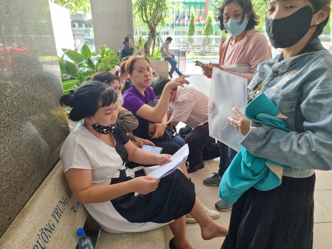 Hàng trăm phụ huynh đến Sở GD&ĐT TP HCM tố 'Shark Thủy' nợ cả chục tỷ đồng không trả 