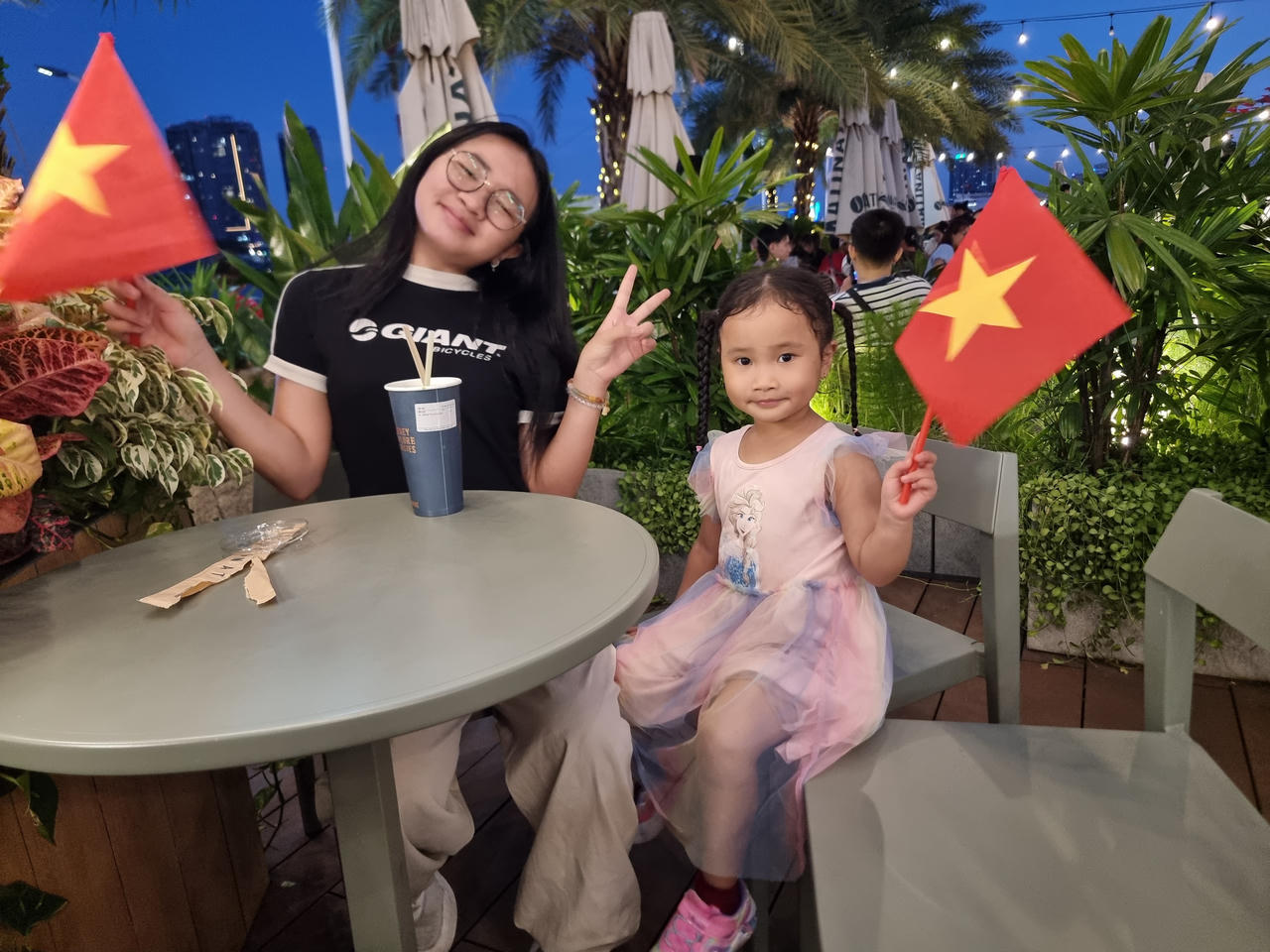 Người dân nô nức đổ về TP HCM mừng kỷ niệm Ngày Giải phóng miền Nam, thống nhất đất nước