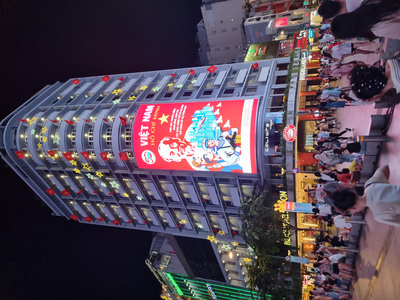 Người dân nô nức đổ về TP HCM mừng kỷ niệm Ngày Giải phóng miền Nam, thống nhất đất nước