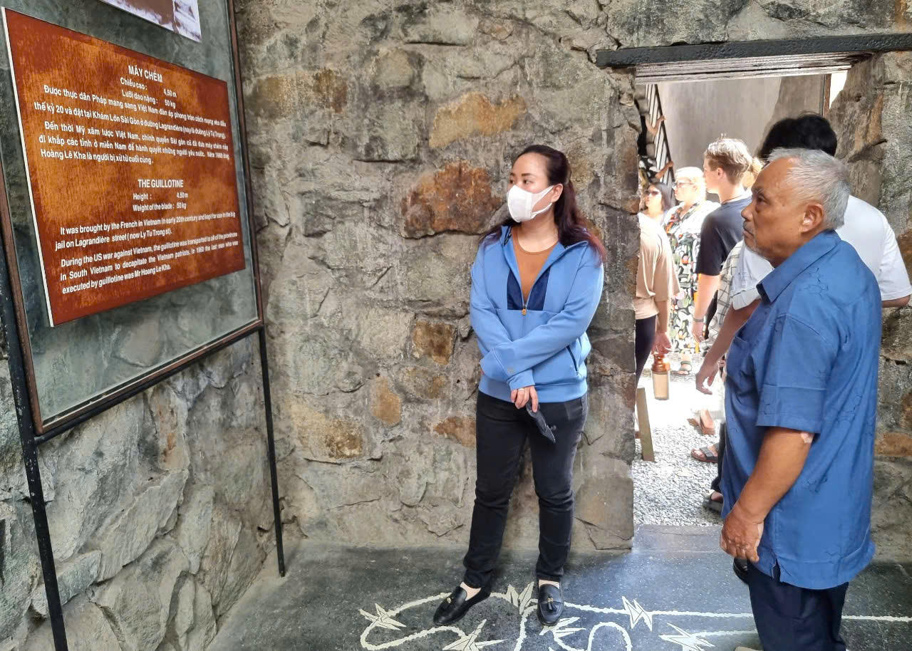 Người dân nô nức đổ về TP HCM mừng kỷ niệm Ngày Giải phóng miền Nam, thống nhất đất nước