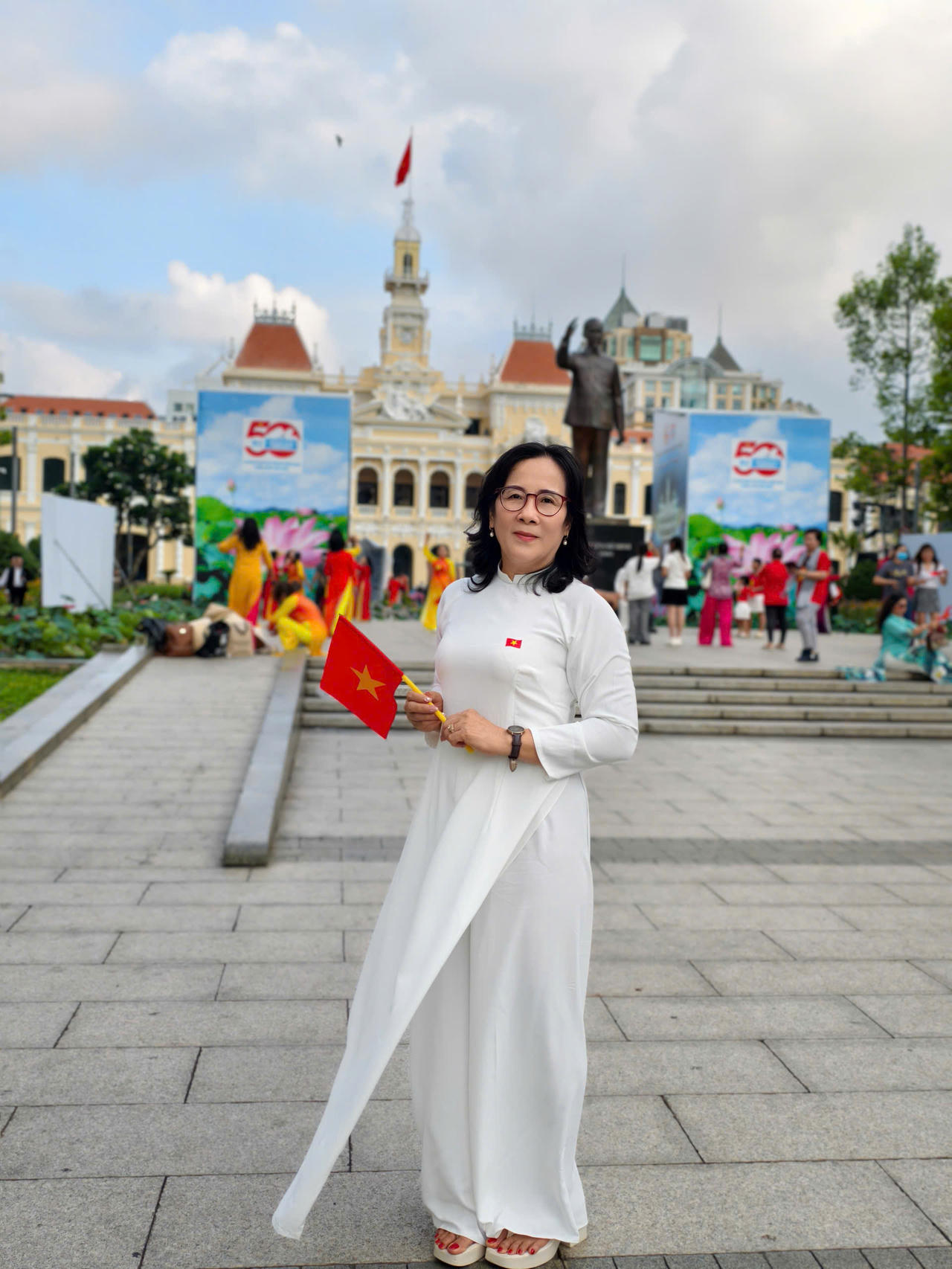 Người dân nô nức đổ về TP HCM mừng kỷ niệm Ngày Giải phóng miền Nam, thống nhất đất nước